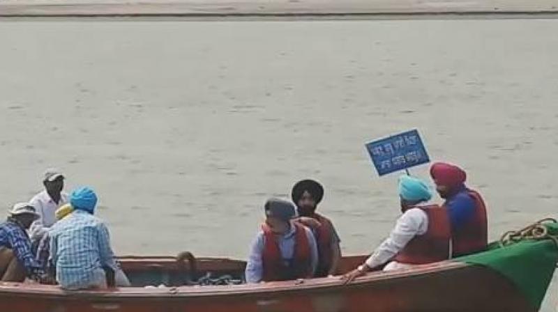 navjot singh sidhu in beas river