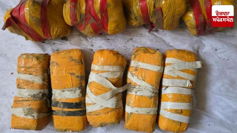 Punjab Police busts cross-border narco-smuggling racket; 4.5 kg heroin, drug money worth Rs 11 lakh recovered Punjab Police busts cross-border narco-smuggling racket; 4.5 kg heroin, drug money worth Rs 11 lakh recovered