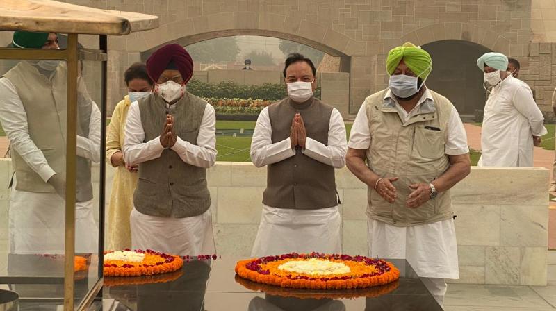 Capt Amarinder Singh pays homage to Mahatma Gandhi at Rajghat
