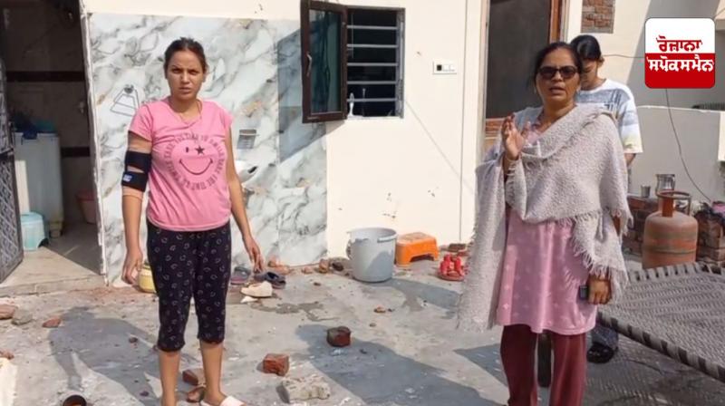 Violent attack with sharp weapons in a case of dumping garbage in Kale Ghanupur village of Amritsar Violent attack with sharp weapons in a case of dumping garbage in Kale Ghanupur village of Amritsar