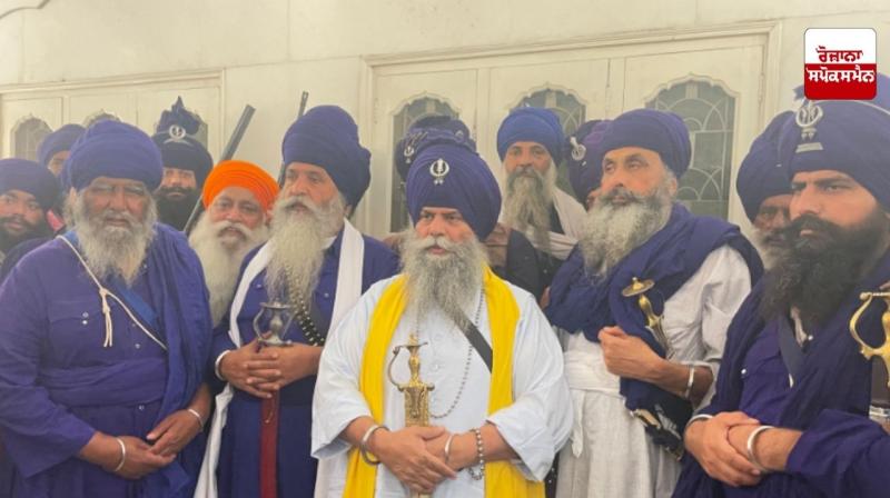 ਪ੍ਰੈਸ ਨੂੰ ਸੰਬੋਧਨ ਕਰਦੇ ਹੋਏ ਬਾਬਾ ਬਲਬੀਰ ਸਿੰਘ ਅਕਾਲੀ 96 ਕਰੋੜੀ ਸਮੇਤ ਸਮੂਹ ਨਿਹੰਗ ਸਿੰਘ ਦਲਾਂ ਦੇ ਮੁਖੀ ਪ੍ਰੈਸ ਨੂੰ ਸੰਬੋਧਨ ਕਰਦੇ ਹੋਏ ਬਾਬਾ ਬਲਬੀਰ ਸਿੰਘ ਅਕਾਲੀ 96 ਕਰੋੜੀ ਸਮੇਤ ਸਮੂਹ ਨਿਹੰਗ ਸਿੰਘ ਦਲਾਂ ਦੇ ਮੁਖੀ