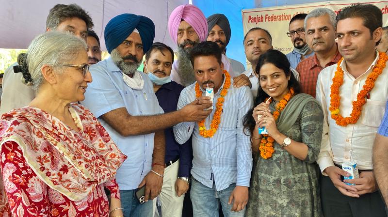 Higher Education Minister ends ongoing hunger strike of University and College Associations at Panjab University Higher Education Minister ends ongoing hunger strike of University and College Associations at Panjab University