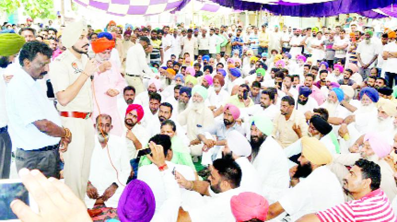 While giving assurance to the people on the dharna DSP Budhlada While giving assurance to the people on the dharna DSP Budhlada
