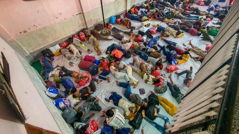 200 fishermen released from Pakistan reach Gujarat 200 fishermen released from Pakistan reach Gujarat