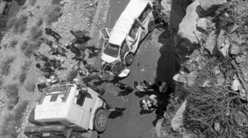 A bus fell down the road built on a hill in Yemen, 15 died A bus fell down the road built on a hill in Yemen, 15 died