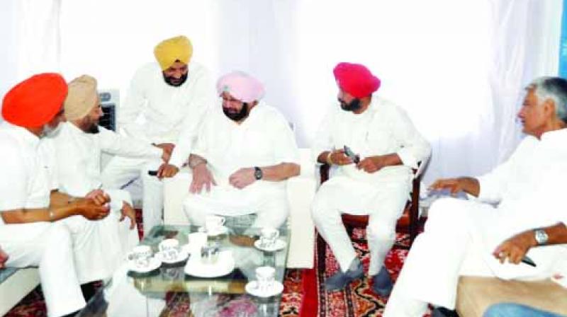 Captain Amarinder Singh with others Captain Amarinder Singh with others
