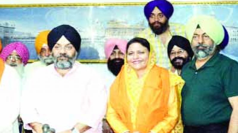Manjit Singh GK with Others Manjit Singh GK with Others