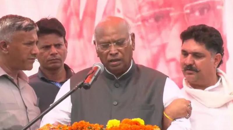 Mallikarjun Kharge's ill health while giving a speech on stage Mallikarjun Kharge's ill health while giving a speech on stage