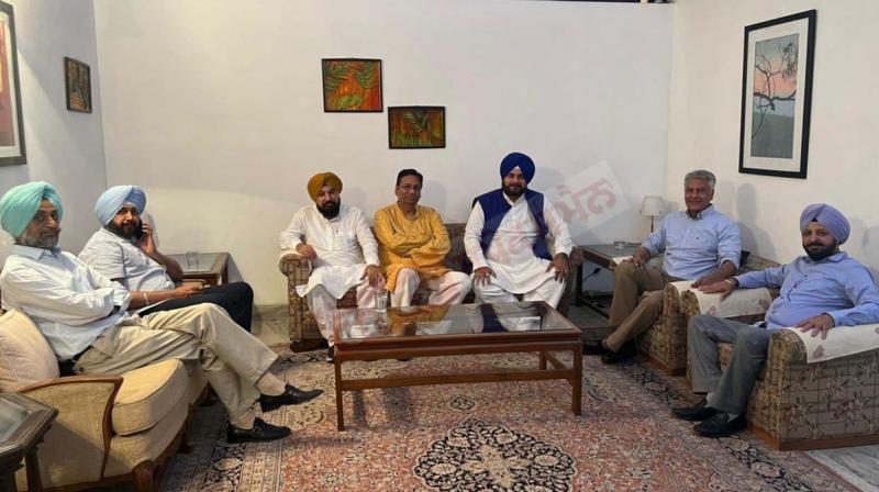 Navjot Singh Sidhu Meets Sunil Jakhar Navjot Singh Sidhu Meets Sunil Jakhar