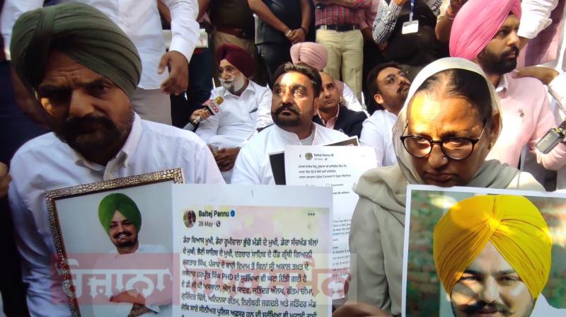 Sidhu Moosewala’s parents protest outside Punjab Assembly Sidhu Moosewala’s parents protest outside Punjab Assembly