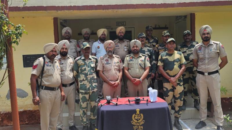 ਪੁਲਿਸ ਤੇ BSF ਜਾਣਕਾਰੀ ਦਿੰਦੇ ਹੋਏ ਪੁਲਿਸ ਤੇ BSF ਜਾਣਕਾਰੀ ਦਿੰਦੇ ਹੋਏ
