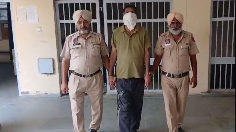 ਫੜੇ ਗਏ ਆਰੋਪੀ ਬਾਰੇ ਜਾਣਕਾਰੀ ਦਿੰਦੇ ਹੋਏ ਪੁਲਿਸ ਮੁਲਾਜ਼ਮ ਫੜੇ ਗਏ ਆਰੋਪੀ ਬਾਰੇ ਜਾਣਕਾਰੀ ਦਿੰਦੇ ਹੋਏ ਪੁਲਿਸ ਮੁਲਾਜ਼ਮ
