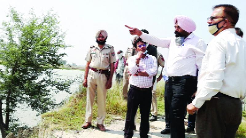 ਧੁੱਸੀ ਬੰਨ੍ਹ ਦੀ ਹਾਲਤ ਦਾ ਜਾਇਜ਼ਾ ਲੈਂਦੇ ਹੋਏ ਡੀਸੀ ਫਿਰੋਜਪੁਰ ਤੇ ਹੋਰ। ਧੁੱਸੀ ਬੰਨ੍ਹ ਦੀ ਹਾਲਤ ਦਾ ਜਾਇਜ਼ਾ ਲੈਂਦੇ ਹੋਏ ਡੀਸੀ ਫਿਰੋਜਪੁਰ ਤੇ ਹੋਰ।