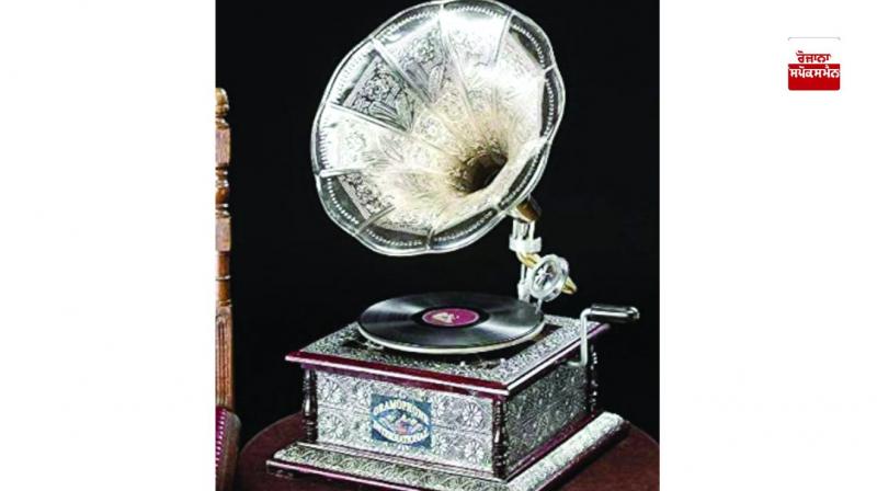 The records playing on the box machine seemed very dear The records playing on the box machine seemed very dear