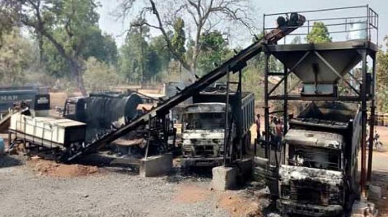 The Maoists again claimed, 4 vehicles recovered by fire The Maoists again claimed, 4 vehicles recovered by fire