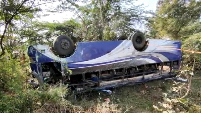 MP: Bus overturned in Khargone's Barwah, 3 killed: 42 passengers injured MP: Bus overturned in Khargone's Barwah, 3 killed: 42 passengers injured