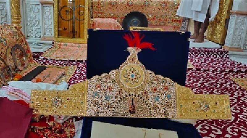 Sikh offered diamond studded kalgi at takht Sri Patna Sahib Sikh offered diamond studded kalgi at takht Sri Patna Sahib