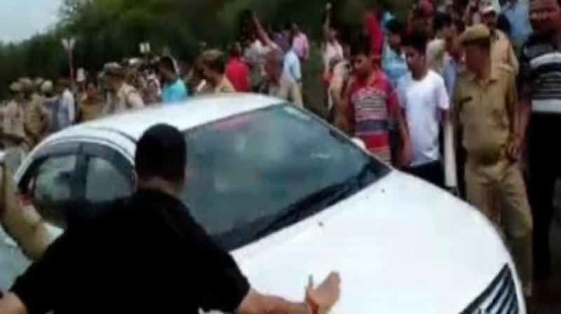 Mob pelts stones at BJP minister Mob pelts stones at BJP minister