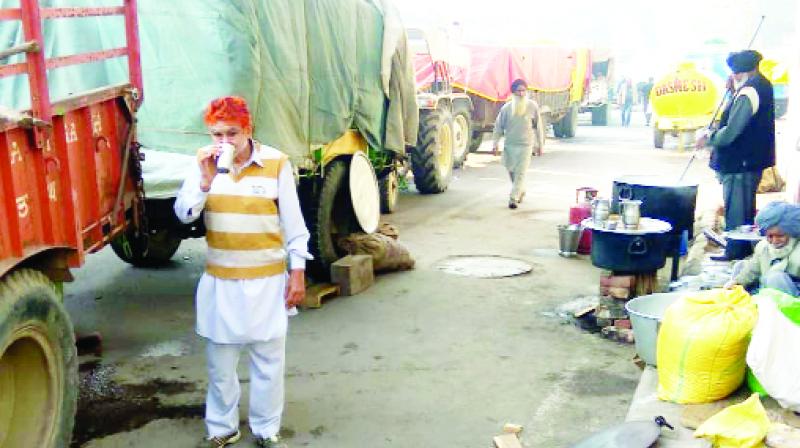 Farmers creating langar by standing trolley between the roads.