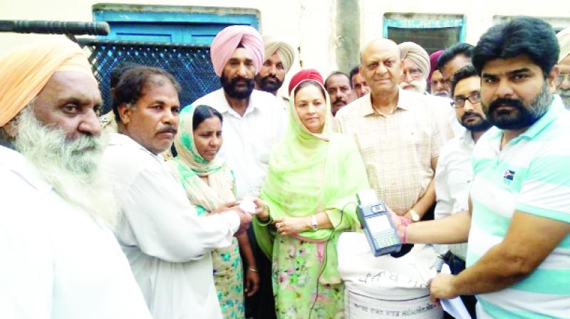 Aruna Choudhary distributing Ration