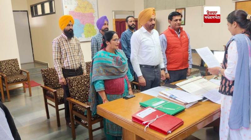 On the occasion of Constitution Day, Additional Deputy Commissioner Charumita along with officers/employees took oath of allegiance to the Constitution On the occasion of Constitution Day, Additional Deputy Commissioner Charumita along with officers/employees took oath of allegiance to the Constitution