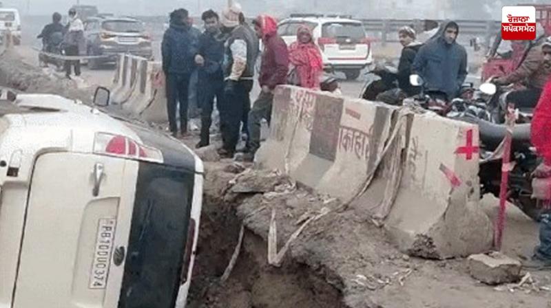 Car falls into a ditch on a highway in Ludhiana, 2 injured Latest News in Punjabi Car falls into a ditch on a highway in Ludhiana, 2 injured Latest News in Punjabi