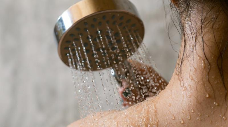 Bathing at night is much better than bathing during the day Bathing at night is much better than bathing during the day
