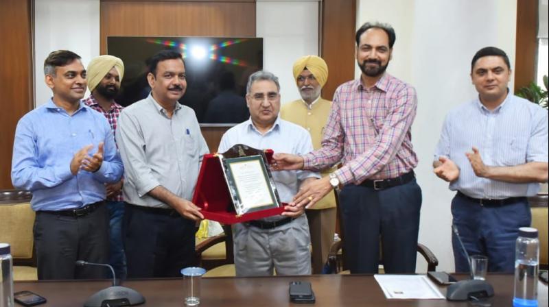 Senior Punjab IAS officer Hussan Lal given warm send off on his superannuation