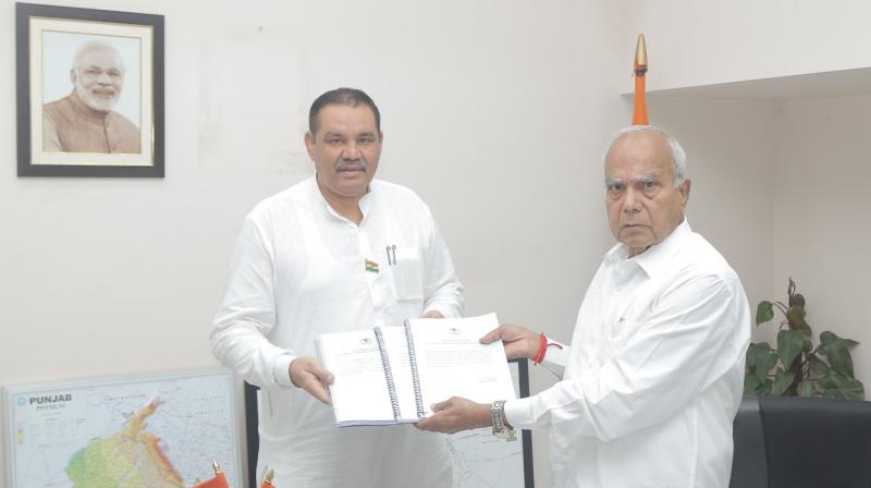 Vijay Sampla met Governor Banwarilal Purohit Vijay Sampla met Governor Banwarilal Purohit