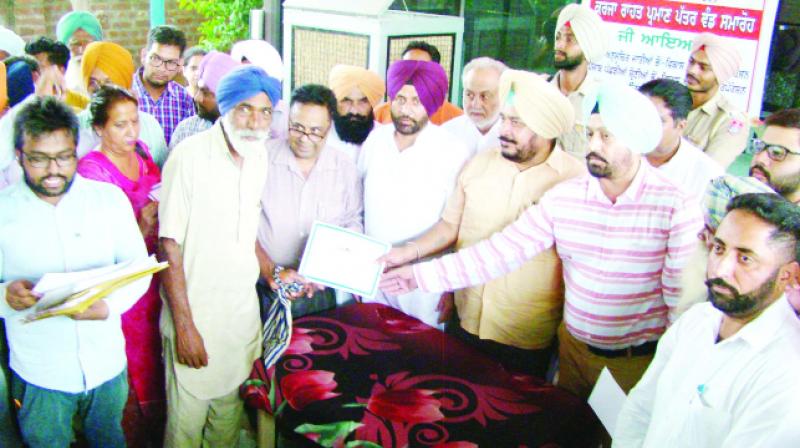 While giving the certificate Sadhu Singh Dharamsot While giving the certificate Sadhu Singh Dharamsot