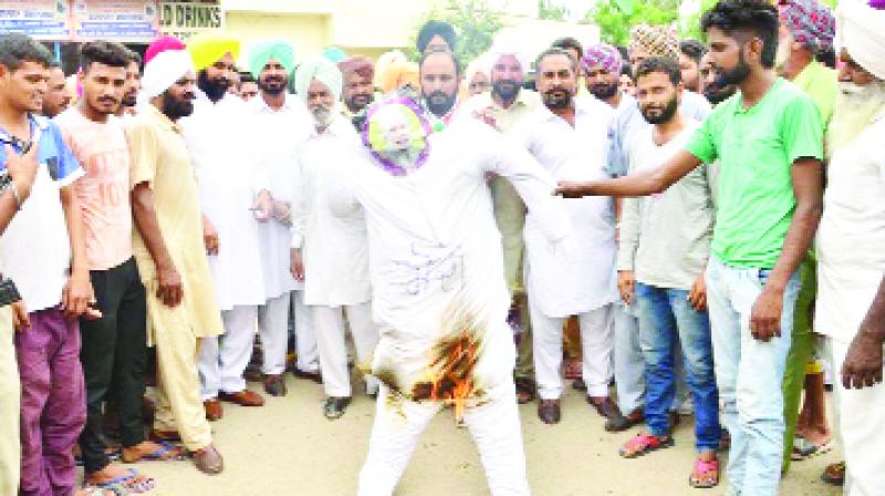 Congress workers burning PM's effigy