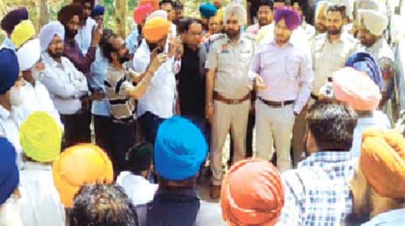 Disgruntled farmers protest dharna after the government's assurance Disgruntled farmers protest dharna after the government's assurance