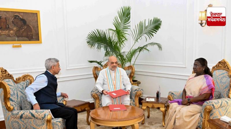 Amit Shah meets President Droupadi Murmu Amit Shah meets President Droupadi Murmu