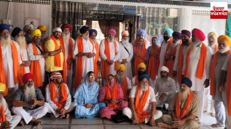 ਨਵੀਂ ਪੰਚਾਇਤ ਦਾ ਪਿੰਡ ਵਾਸੀ ਸਿਰੋਪਾ ਪਾ ਸਨਮਾਨ ਕਰਦੇ ਹੋਏ ਨਵੀਂ ਪੰਚਾਇਤ ਦਾ ਪਿੰਡ ਵਾਸੀ ਸਿਰੋਪਾ ਪਾ ਸਨਮਾਨ ਕਰਦੇ ਹੋਏ