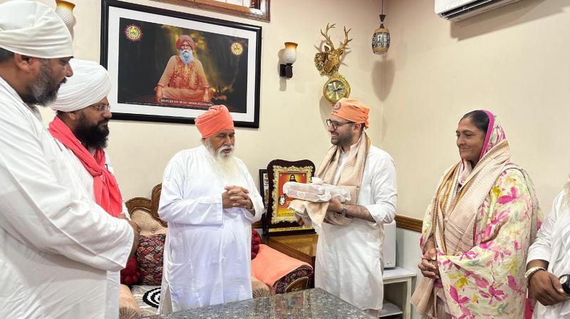 Rajya Sabha MP Raghav Chadha received blessings of Sant Niranjan Das Ji, head of Dera Sachkhand Ballan Rajya Sabha MP Raghav Chadha received blessings of Sant Niranjan Das Ji, head of Dera Sachkhand Ballan