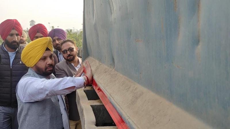 Campaign to install reflectors on vehicles to prevent road accidents due to fog Campaign to install reflectors on vehicles to prevent road accidents due to fog