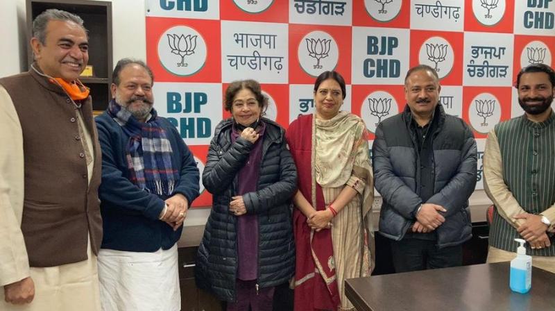 Senior Congress leader Davinder Babla joins BJP along with his wife Harpreet Babla