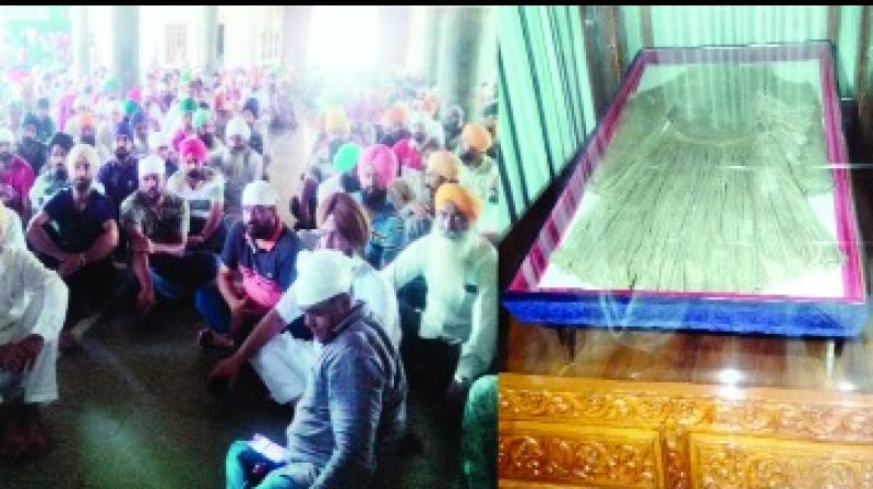 Sikh Sangat refuses to give Chola Sahib Sikh Sangat refuses to give Chola Sahib