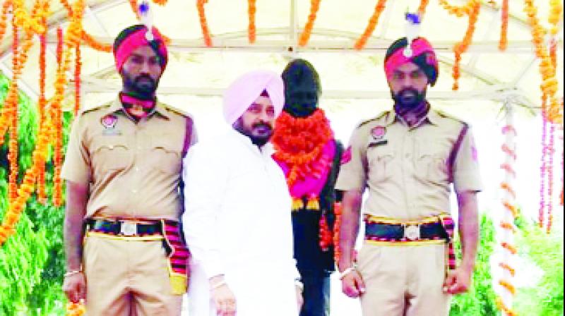 Sadhu Singh Dharamsot Paying tribute to the statue of Master Karnail Singh 