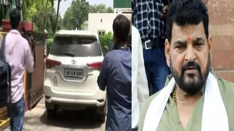 Delhi police reached brijbhushan singh residence with female wrestler Delhi police reached brijbhushan singh residence with female wrestler