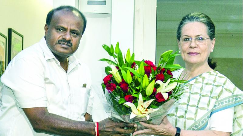 Kumaraswamy welcomes Sonia Gandhi .