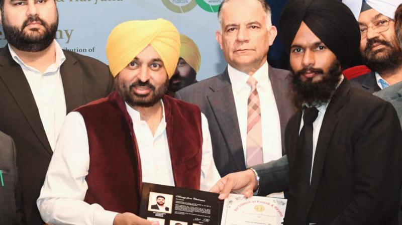CM distributed licenses to new advocates of Punjab and Haryana Bar Council