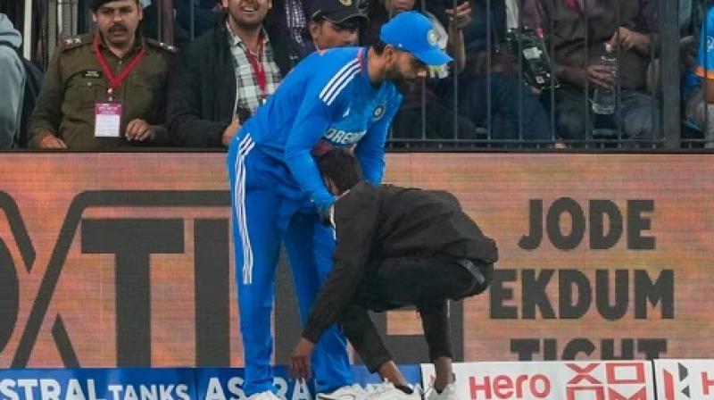Police detain pitch invader for hugging and touching Virat Kohli's feet