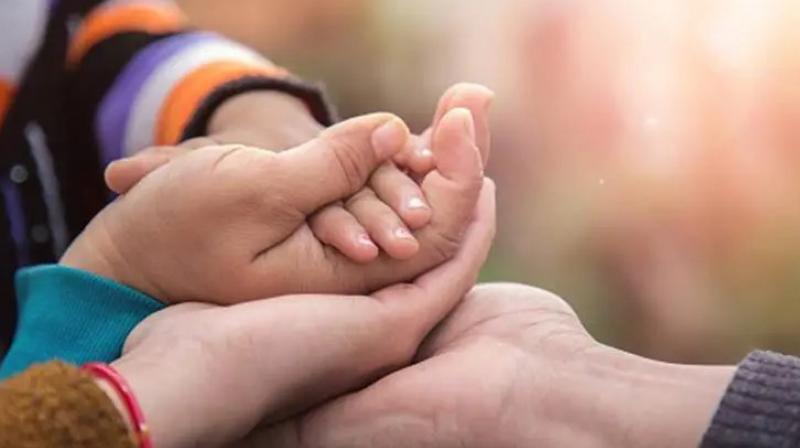 Children looking for fortune in the garbage heap found the love of their parents