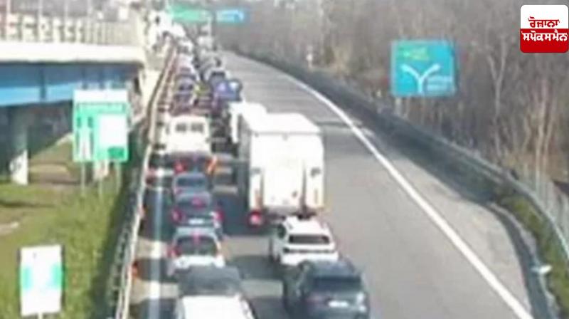 School bus full of children collides with truck in Milan School bus full of children collides with truck in Milan