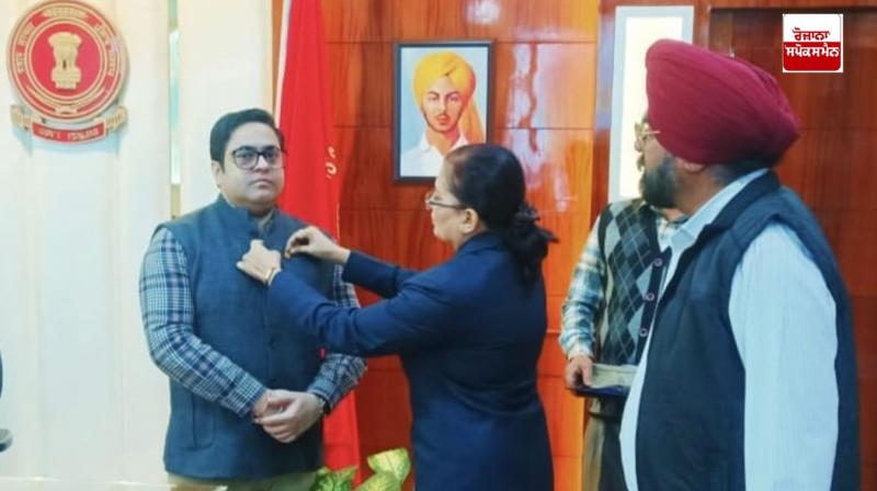ਡਾ. ਸੁਖਮੀਤ ਮਿਨਹਾਂਸ ਵੱਲੋਂ ਡਿਪਟੀ ਕਮਿਸ਼ਨਰ ਵਿਸ਼ੇਸ਼ ਸਾਰੰਗਲ ਦੇ ਸੀਨੇ 'ਤੇ ਝੰਡਾ ਲਗਾਉਣ ਦੀ ਰਸਮ ਅਦਾ ਕਰਦੇ ਹੋਏ ਡਾ. ਸੁਖਮੀਤ ਮਿਨਹਾਂਸ ਵੱਲੋਂ ਡਿਪਟੀ ਕਮਿਸ਼ਨਰ ਵਿਸ਼ੇਸ਼ ਸਾਰੰਗਲ ਦੇ ਸੀਨੇ 'ਤੇ ਝੰਡਾ ਲਗਾਉਣ ਦੀ ਰਸਮ ਅਦਾ ਕਰਦੇ ਹੋਏ