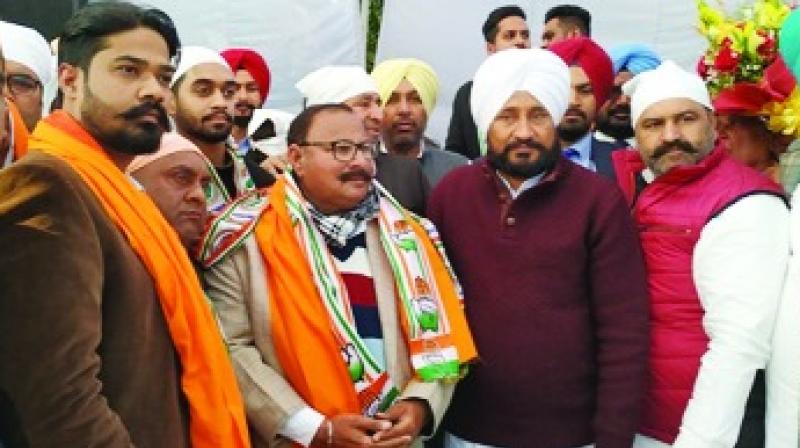 Seth Satpal Mall joins Congress Seth Satpal Mall joins Congress