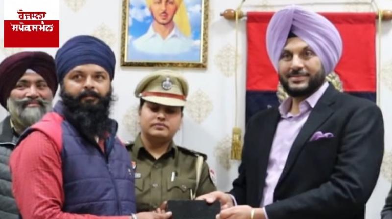 ਪੁਲਿਸ ਕਮਿਸ਼ਨਰ ਗੁਰਪ੍ਰੀਤ ਭੁੱਲਰ ਅਸਲ ਮਾਲਕਾਂ ਨੂੰ ਮੋਬਾਈਲ ਸੌਂਪਦੇ ਹੋਏ ਪੁਲਿਸ ਕਮਿਸ਼ਨਰ ਗੁਰਪ੍ਰੀਤ ਭੁੱਲਰ ਅਸਲ ਮਾਲਕਾਂ ਨੂੰ ਮੋਬਾਈਲ ਸੌਂਪਦੇ ਹੋਏ