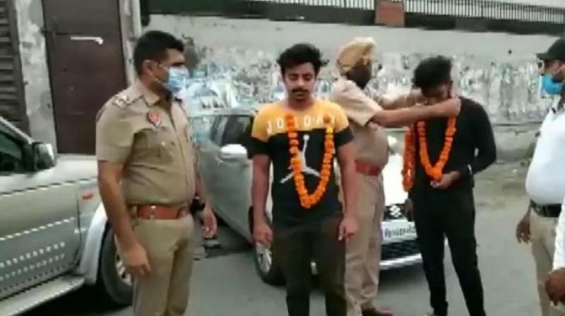 ludhiana garlands people violating lockdown appeals to them to stay indoors ludhiana garlands people violating lockdown appeals to them to stay indoors