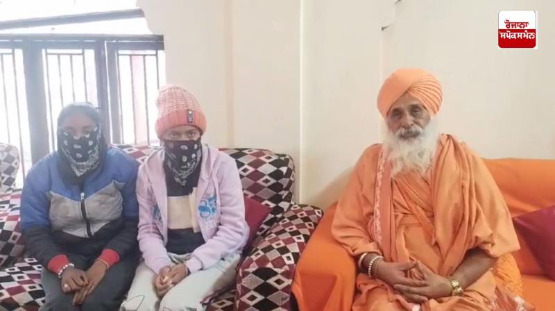 ਵਾਪਸ ਪਰਤੀ ਲੜਕੀਆਂ ਬਾਰੇ ਸੰਤ ਸੀਚੇਵਾਲ ਜਾਣਕਾਰੀ ਦਿੰਦੇ ਹੋਏ ਵਾਪਸ ਪਰਤੀ ਲੜਕੀਆਂ ਬਾਰੇ ਸੰਤ ਸੀਚੇਵਾਲ ਜਾਣਕਾਰੀ ਦਿੰਦੇ ਹੋਏ